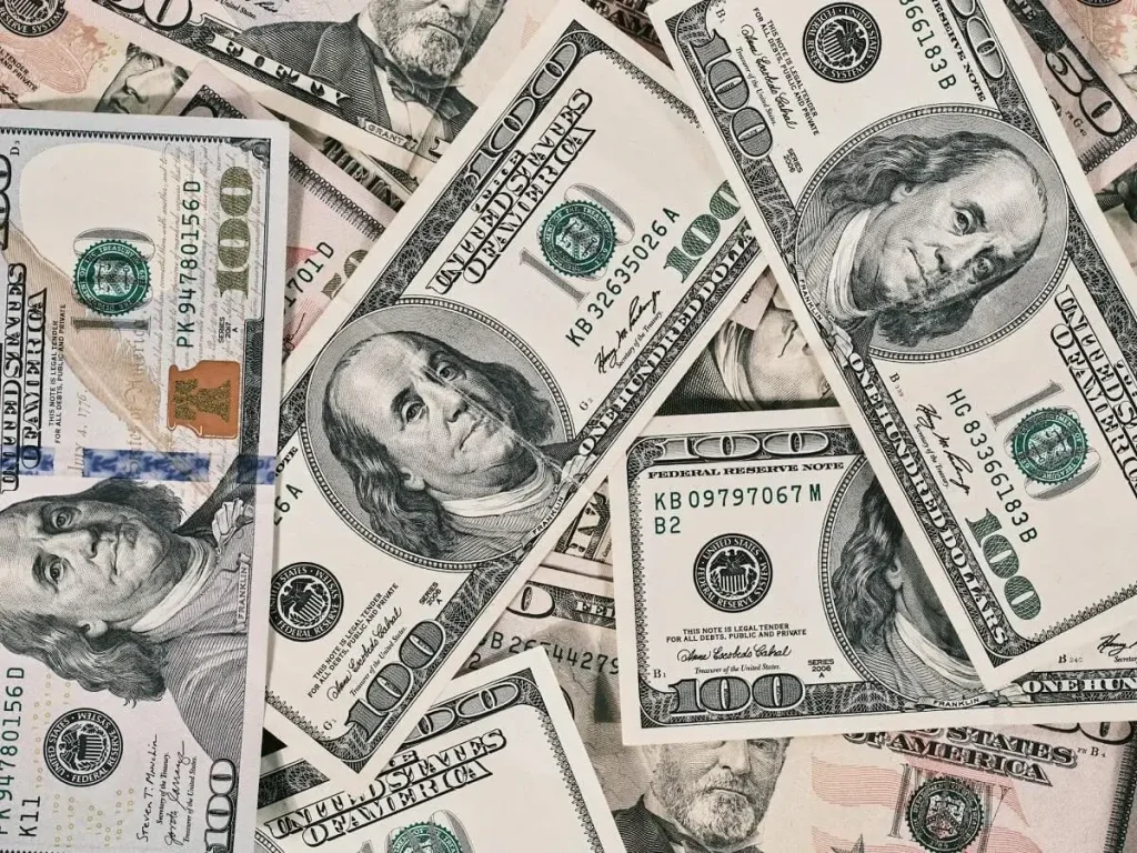 American-dollar-banknotes