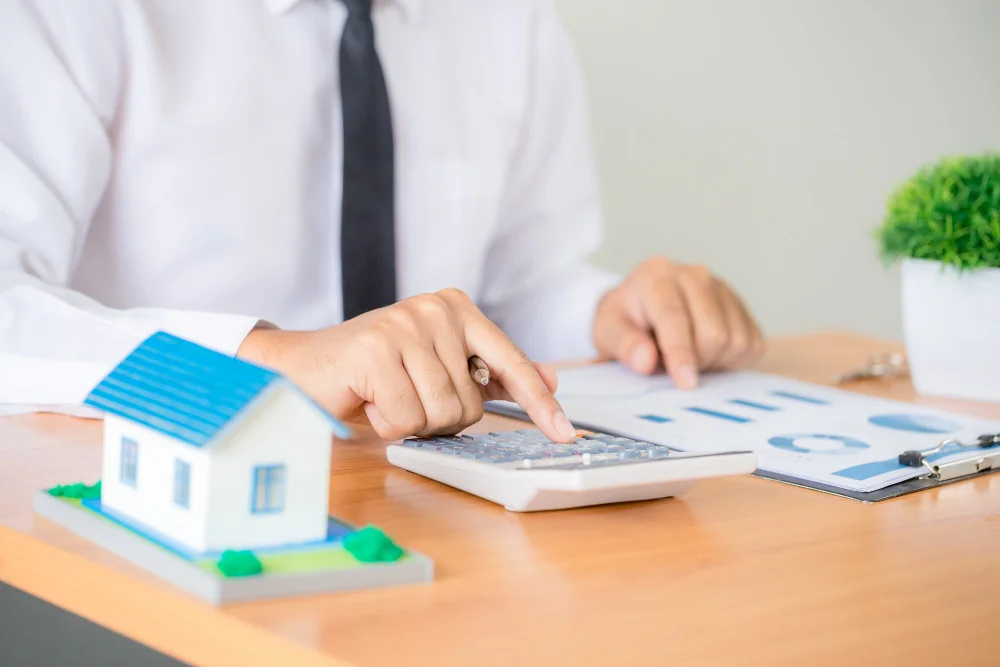 Real-estate-broker-agent-presenting-and-consult-to-customer-to-decision-making