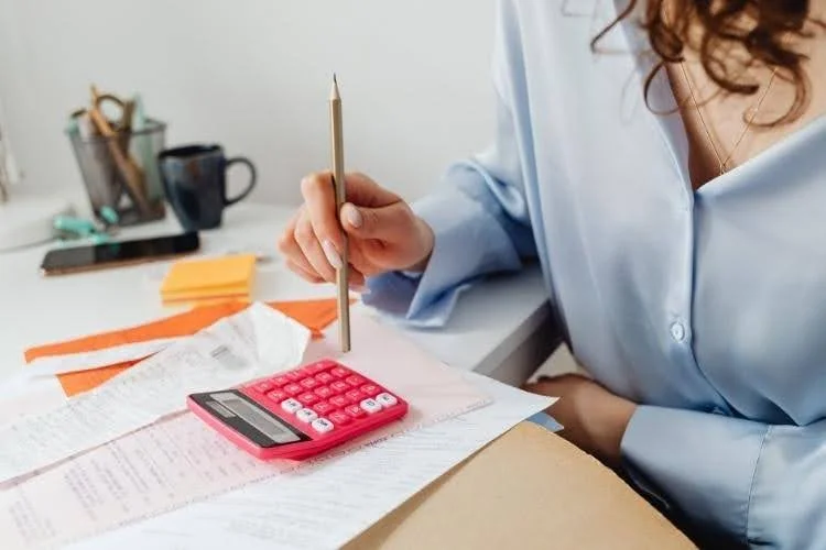 women-with-pencil-and-calculator-in-hand
